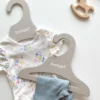 Bio Kleiderbügel Baby mit Querstange grau