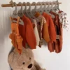 Nachhaltige Kleiderbuegel Kinder mit Querstange Grau