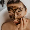 Gesichtsmaske mit grünem Süßwasserschlamm