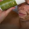Gesichtsmaske mit grünem Süßwasserschlamm